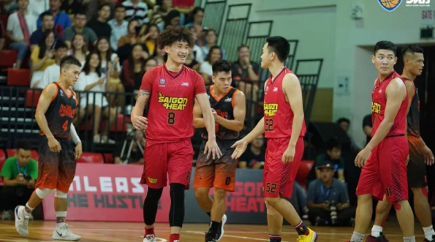 Ghi điểm bùng cháy, Saigon Heat áp sát ngôi đầu