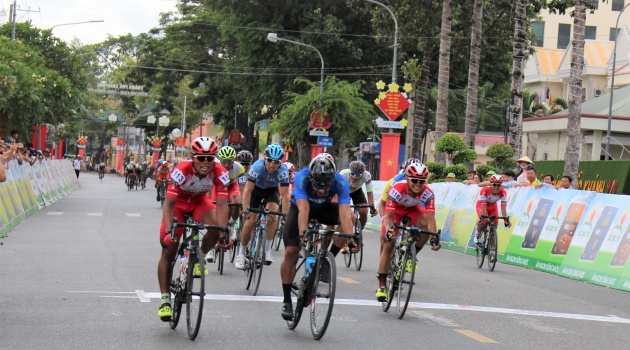 Chặng 4 giải xe đạp đồng bằng sông Cửu Long: Giành danh hiệu áo vàng sau nỗ lực của ê kíp Đồng Nai.