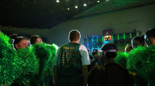 VBA thực hiện nghĩa cử cao đẹp, chàng Baller mắc bệnh ung thư bất ngờ xuất hiện tại Game 2 VBA Finals