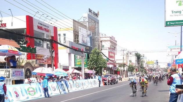 Chặng 2 giải xe đạp nữ quốc tế Bình Dương: Nguyễn Thị Thật bảo vệ được áo vàng