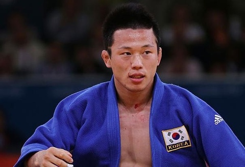 Cựu võ sĩ vô địch thế giới bị bắt vì xâm hại trẻ vị thành niên