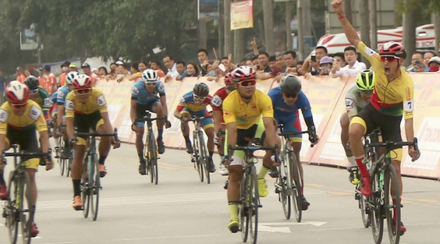 Chặng 3 giải xe đạp Cúp truyền hình TP.HCM 2021: Đương kim áo vàng Javier Perez bất ngờ thắng chặng Vòng đua Lạng Sơn