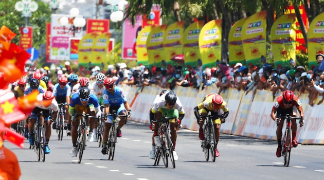 Chặng 17 cuộc đua xe đạp Cúp truyền hình TP.HCM: Áo xanh tiếp tục thay đổi