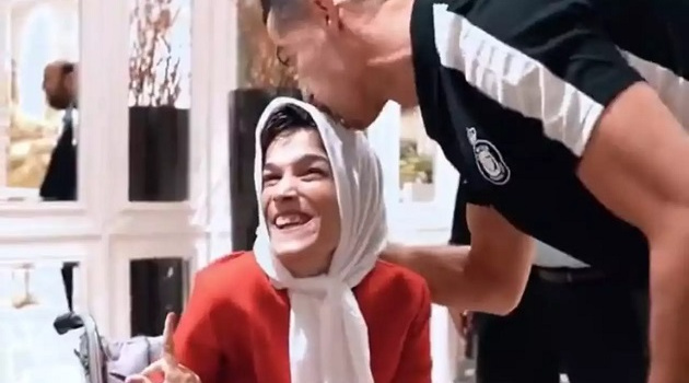 Rõ thông tin Ronaldo bị phạt 99 roi vì hôn nghệ sĩ nữ