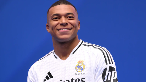 Mbappe chúc mừng PSG sau khi lần đầu vô địch Champions League