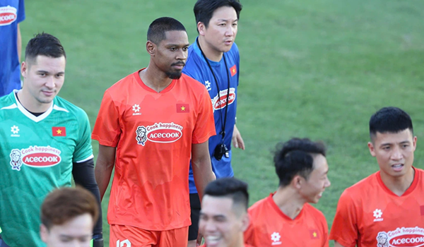 Huấn luyện viên Kim Sang-sik hài lòng với Cao Pendant Quang Vinh ở đội tuyển Việt Nam