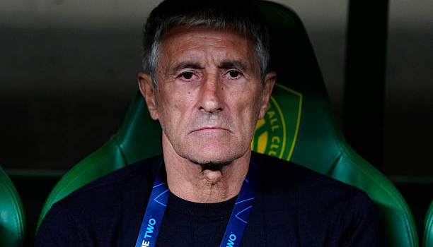 HLV Quique Setien gặp chấn thương bất ngờ trong trận đấu với CAHN