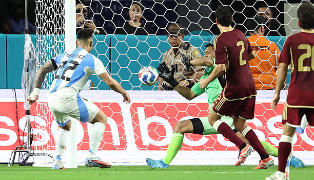 Argentina nhọc nhằn vượt qua Venezuela