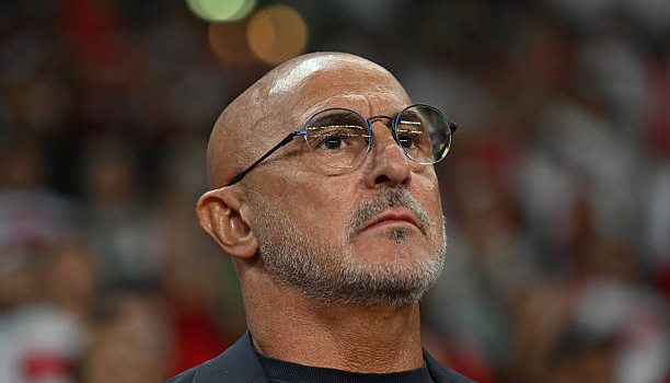 Luis De La Fuente phủ nhận mâu thuẫn với Barcelona và Hansi Flick