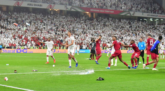 Khán đài bùng nổ ở trận Qatar – UAE: CĐV ném nhau cả iPhone 17 Pro Max