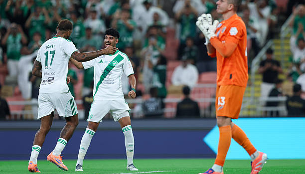 Ivan Toney bất lực nhìn Al Ahli chia điểm