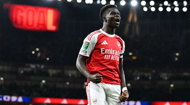 Saka nhắc Arsenal giữ đôi chân trên mặt đất dù đang dẫn đầu Ngoại hạng Anh