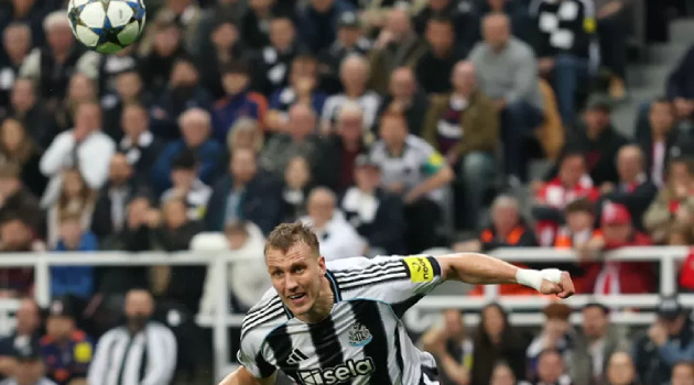 Cú đánh đầu “xoáy thần sầu” của Dan Burn khiến fan liên tưởng đến siêu phẩm Van Persie