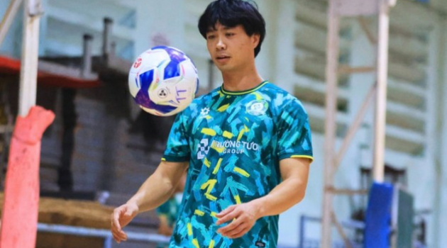 Công Phượng tạm hoãn ngày trở lại, chuẩn bị sang Singapore kiểm tra chấn thương