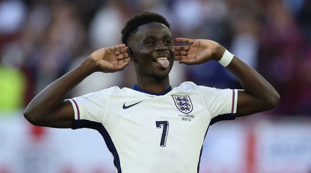 Saka trấn an Arsenal sau pha tín hiệu gây hiểu lầm ở trận Anh thắng Serbia