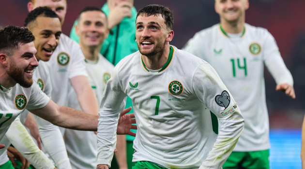Troy Parrott tỏa sáng với hat-trick, dẫn Ireland ngược dòng Hungary
