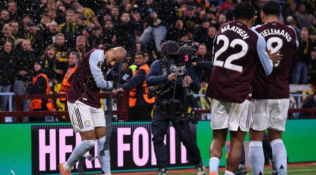 Malen gặp sự cố nguy hiểm khi ăn mừng bàn thắng trong chiến thắng của Aston Villa