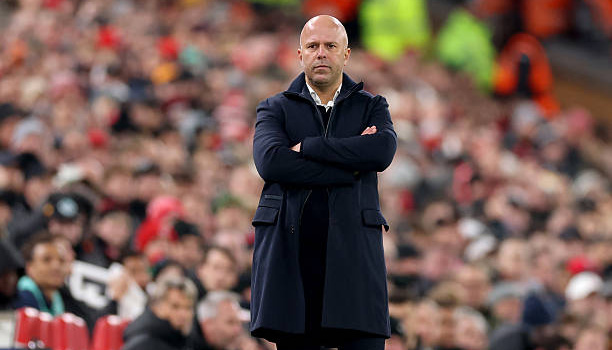 Slot đứng trước nguy cơ mất ghế nếu không giữ được phòng thay đồ Liverpool