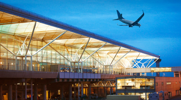 Cựu cầu thủ Ngoại hạng Anh bị bắt tại sân bay vì cáo buộc cưỡng hiếp