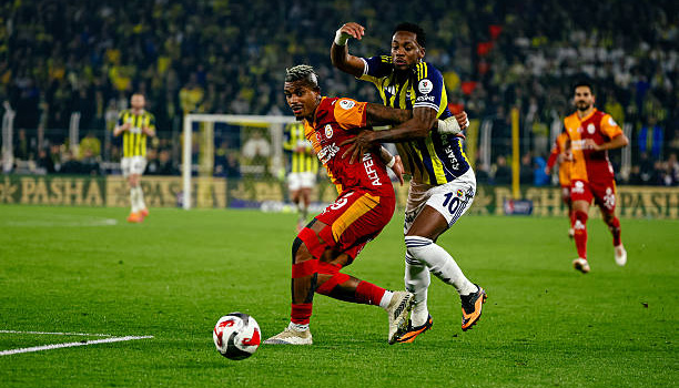 Duran tỏa sáng phút bù giờ, Fenerbahce níu hy vọng đua vô địch với Galatasaray