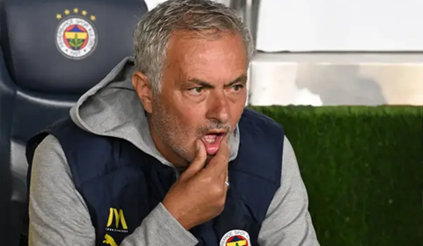 HLV Jose Mourinho nhận xét thẳng thắn về Jadon Sancho