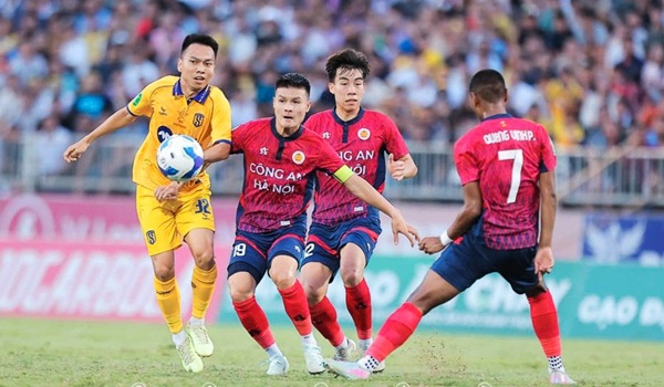 Quang Hải tỏa sáng giúp Công an Hà Nội hủy diệt SLNA 5-0