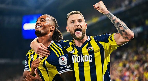 Mourinho có chiến thắng đầu tay, Fenerbahce thị uy sức mạnh