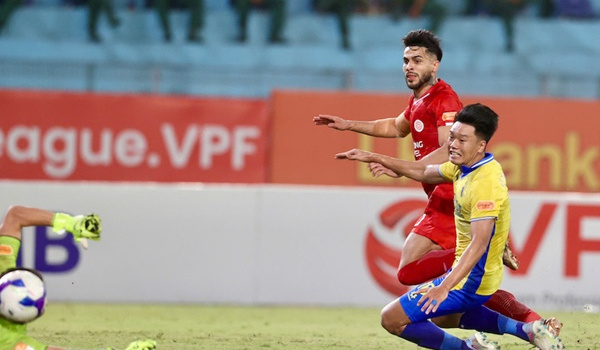 HLV Teguramori cảnh báo Hà Nội FC đang suy sụp tinh thần