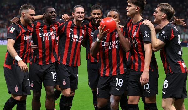 Allegri bị treo giò, AC Milan vẫn chứng minh bản lĩnh của một tập thể lớn