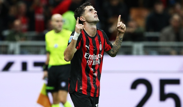 Pulisic tỏa sáng rực rỡ, AC Milan hạ Napoli dù chơi thiếu người