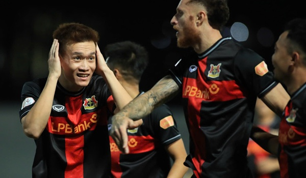 V-League vòng 5: Ninh Bình bị chặn đứng, thế tam mã tranh ngôi đầu