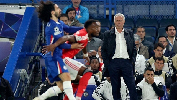 Chelsea thắng Benfica, Mourinho vẫn chiếm trọn tình cảm CĐV tại Stamford Bridge