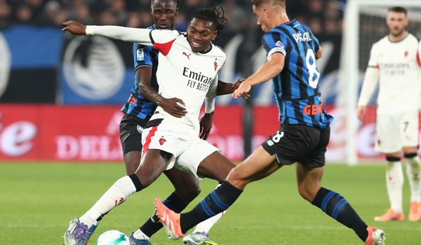 Leao mờ nhạt, Milan hụt hơi trong cuộc đua Scudetto với Napoli