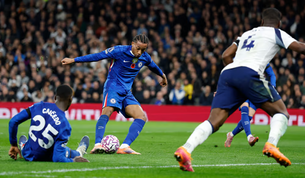 Spurs thua Chelsea, áp lực đè nặng lên Thomas Frank khi CĐV nổi giận