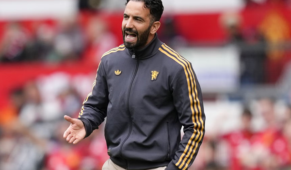 Ruben Amorim bật lại Paul Scholes: Huyền thoại M.U đang sống trong quá khứ