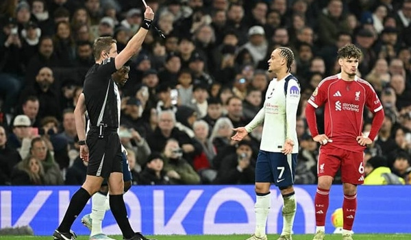 Xavi Simons suýt khóc khi nhận thẻ đỏ, CĐV Spurs xót xa cho bom tấn 52 triệu bảng