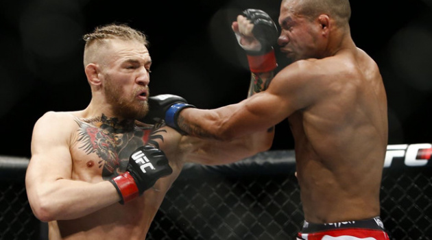 Sử dụng đòn đá phạm luật, võ sĩ phải bỏ cuộc vì bị khán giả phản đối