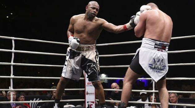 'Ông lão' Roy Jones Jr chính thức giải nghệ sau trận thắng ở tuổi 49