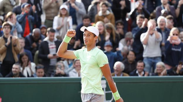 Hạ đối thủ xếp trên gần 100 bậc, tay vợt gốc Việt xuất sắc vào vòng 2 Roland Garros