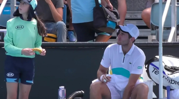 Ball girl sốc khi bị Benchetrit yêu cầu bóc chuối ở Australian Open