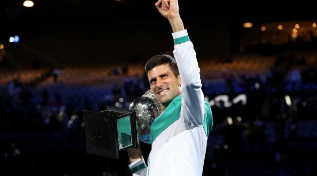 Djokovic vượt kỷ lục của Federer khi lần thứ 9 vô địch Australian Open
