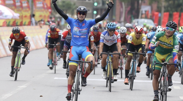 Chặng 9 giải xe đạp Cúp truyền hình TP.HCM 2021: Nguyễn Tấn Hoài tạo cách biệt ở giải Áo Xanh