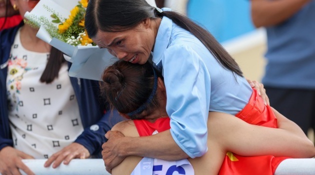 Nguyễn Linh Na ôm mẹ khóc nức nở sau khi giành HCV SEA Games 31
