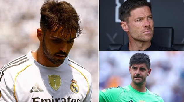 Courtois chỉ trích Raul Asencio sau thẻ đỏ trận Real Madrid vs Pachuca