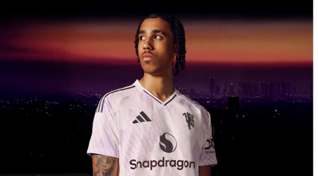 Áo đấu sân khách MU tái hiện bản sắc truyền thống với màu sắc bất ngờ