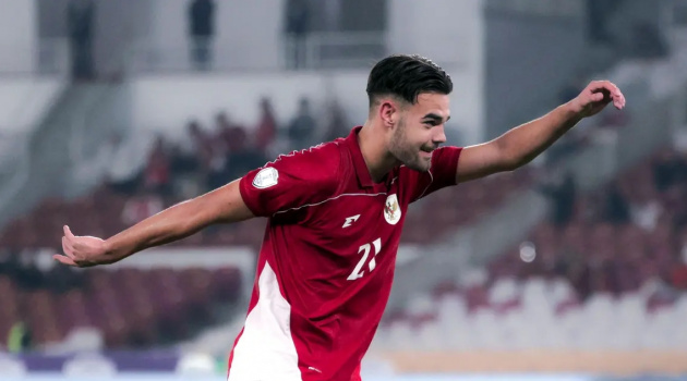 HLV Vanenburg cảnh cáo Jens Raven vì điệu nhảy gây tranh cãi