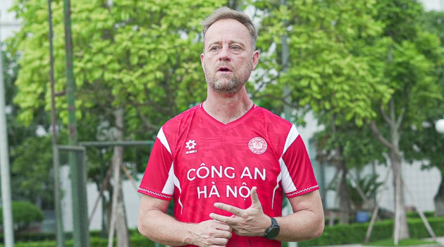 HLV Polking lọt vào tầm ngắm tuyển Singapore sau mùa giải ấn tượng