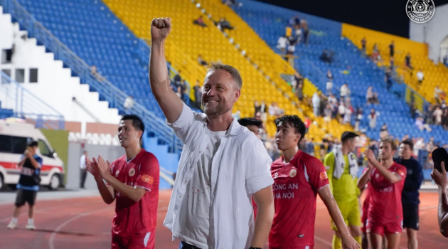 Trợ lý HLV Luis Viegas tuyên bố từ chức sau án phạt: Drama hy hữu tại V-League 2025/26