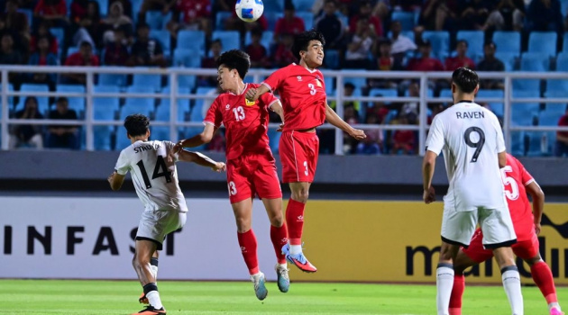 Gerald Vanenburg chỉ trích nặng Jens Raven và Hokky Caraka sau trận hòa thất vọng của U23 Indonesia