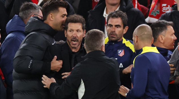 Diego Simeone nhận thẻ đỏ, kịp trở lại trận gặp Arsenal?
